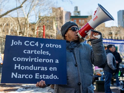 Un hombre se manifiesta frente a un tribunal federal el primer día del juicio por a Juan Orlando Hernández, este martes en Nueva York.