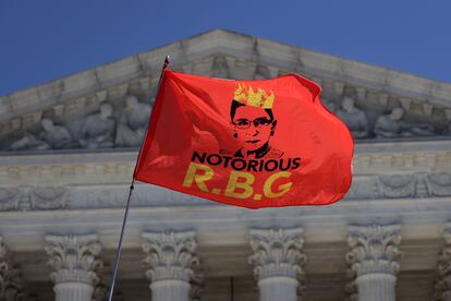 Una bandera con las iniciales de la juez Ruth Bader Ginsburg, fallecida el viernes, ondea delante del Tribunal Supremo de Estados Unidos.
