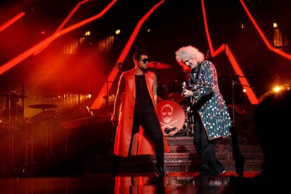 Adam Lambert, a la izquierda, y el guitarrista del grupo Queen, Brian May, durante el concierto en el Winzink Center de Madrid.