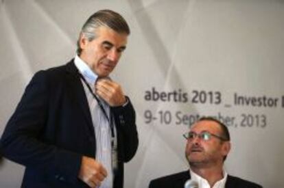 El consejero delegado de Abertis, Francisco Reyn&eacute;s (i), junto al director general financiero de la compa&ntilde;&iacute;a, Jos&eacute; Aljaro (d), durante la presentaci&oacute;n que realiz&oacute; ayer ante analistas e inversores en R&iacute;o de Janeiro. 