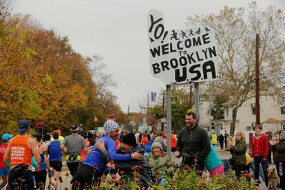 Residentes de Brooklyn dan la bienvenida a los corredores durante el Maratón de Nueva York, el 5 de noviembre de 2017.