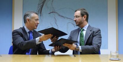 Javier Maroto, alcalde de Vitoria (izda), firma un convenio de 5 millones con el lehendakari Iñigo Urkullu este martes.