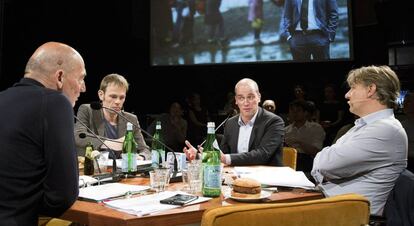 De izquierda a derecha, Rem Koolhaas, Luuk van Middelaar (colaborador del expresidente del Consejo Europeo H. A. Van Rompuy), el pol&iacute;tico holand&eacute;s Diederik Samson y el organizador del Foro, Yoeri Albrecht.