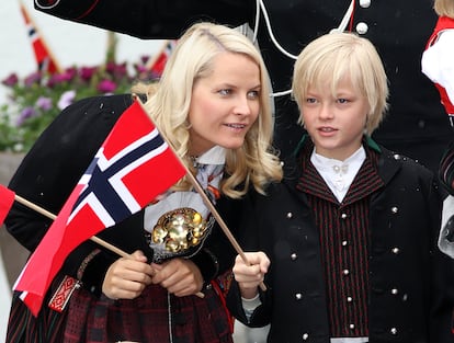 La princesa Mette-Marit, junto a su hijo Marius Borg, durante las celebraciones del día nacional de Noruega en el palacio de Skaugum.