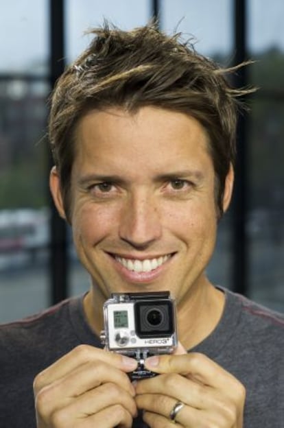 Nick Woodman sostiene una de sus c&aacute;maras. 