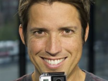 Nick Woodman segura uma de suas câmeras.