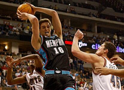 Pau Gasol captura un rebote en el partido de esta noche.