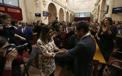 Susana Díaz estrecha la mano con Juanma Moreno, nuevo presidente de la Junta de Andalucía. 