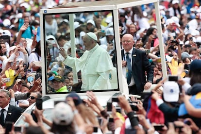 El papa Francisco saluda a miles de j&oacute;venes, hoy en Bogot&aacute;. 