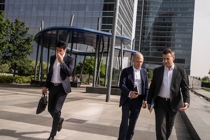 Varios ejecutivos en el área financiera de las Cuatro Torres de Madrid.
