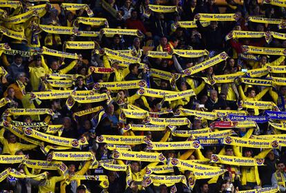 Los aficionados del Villarreal muestran sus bufandas con el lema "Yellow submarine".