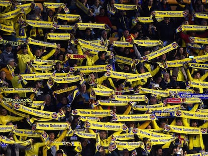 Los aficionados del Villarreal muestran sus bufandas con el lema "Yellow submarine".