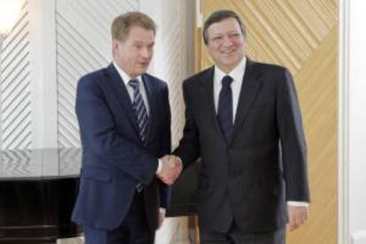 El presidente de Finlandia, Sauli Niinisto (Izq) y el presidente de la Comisión Europea, Jose Manuel Barroso, en Helsinki, Finlandia, el 31 de marzo de 2012. EFE/Archivo