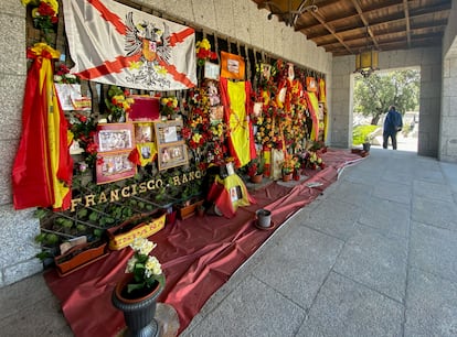 Flores y banderas a la entrada de la tumba de Franco en el Cementerio de El Pardo-Mingorrubio, el pasado día 21.
