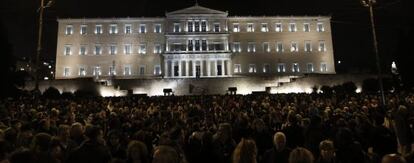 Participantes en una marcha silenciosa en solidaridad con el gobierno griego frente al Parlamento de Atenas. 