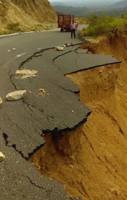 Una carretera en la región de la costa chica del sureño Estado de Guerrero dejó incomunicadas a más de una decena de comunidades del municipio de Acatepec, debido a las lluvias derivadas de la tormenta tropical Earl. 