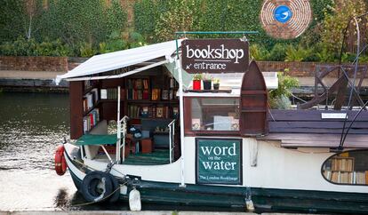 Vista de la librería flotante Word On The Water, 
que se erige sobre una embarcación amarrada 
en un canal de Londres.