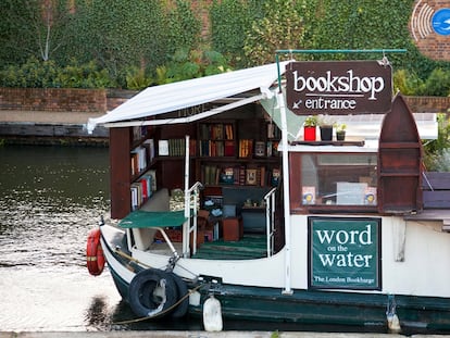 Vista de la librería flotante Word On The Water, 
que se erige sobre una embarcación amarrada 
en un canal de Londres.