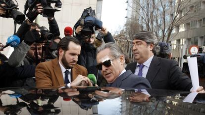 Blesa se mete en un coche tras terminar su declaración en los juzgados de Plaza Castilla, 24 de enero de 2014.