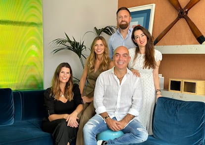 De izquierda a derecha, Elena Marrero, nueva directora de operaciones; Stefanie Przybisch, nueva directora del Departamento de Comunicación, PR e Influencia Digital; Pedro Morán, nuevo director financiero, y Candelaria Corvalán, nueva directora de Recursos Humanos. En primer término, Kike Sarasola, presidente de Room Mate.