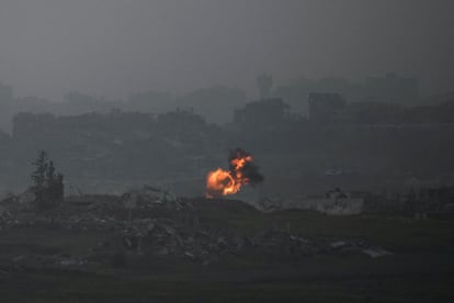 Explosión en el norte de Gaza por un bombardeo israelí, el martes.