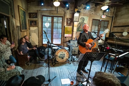 Pete Townshend de The Who en una actuación en el Preservation Hall (Nueva Orleans) el 30 de abril de 2022.