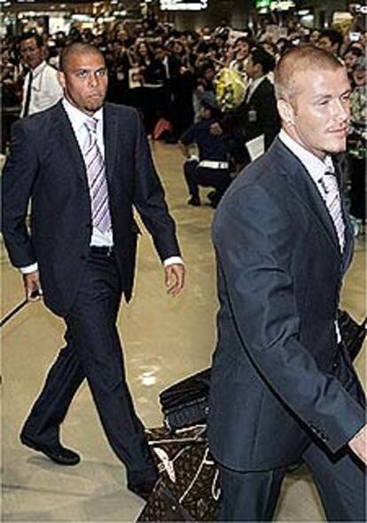 Beckham y Ronaldo, a su llegada al aeropuerto de Narita.