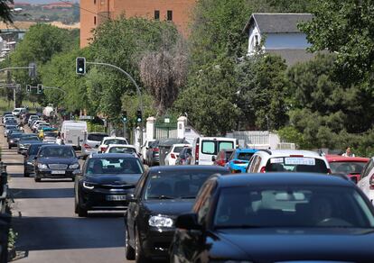 Atasco de coches en el inicio de la carretera de Boadilla del Monte, en el barrio madrileño de Campamento.