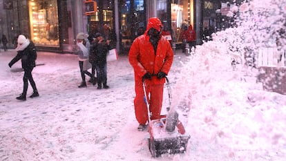 Un operario limpia una de las aceras de Times Square, Nueva York.