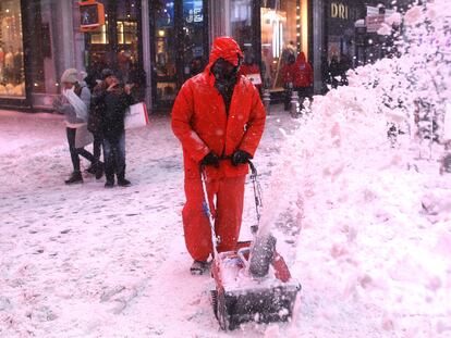 Un operario limpia una de las aceras de Times Square, Nueva York.