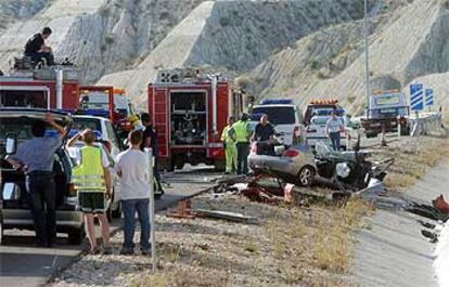 Varias dotaciones de bomberos y patrullas de la policía, en el lugar del accidente, a la altura de Albudeite.