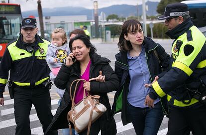 Familiares de los pasajeros del avión siniestrado llegan al aeropuerto de Barcelona.