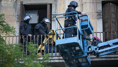 Dos activistas se resisten al desalojo.