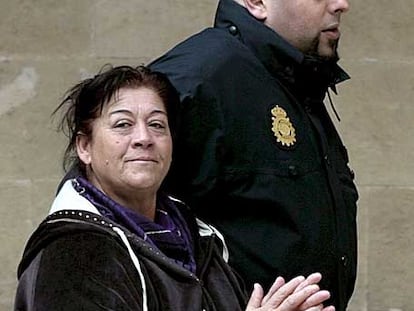 Francisca Cortés, <i>La Paca,</i> a su llega al juicio.