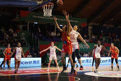 Queralt Casas trata de bloquear un tiro frente a Canadá, en el Preolímpico del baloncesto femenino, en Sopron, Hungría, el 9 de febrero.