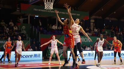 Queralt Casas trata de bloquear un tiro frente a Canadá, en el Preolímpico del baloncesto femenino, en Sopron, Hungría, el 9 de febrero.