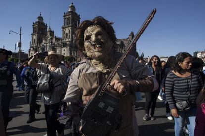 Un zombi con una motosierra, ya en el Zócalo. Detrás, la catedral.