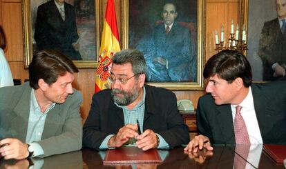 El exministro de Trabajo, Manuel Pimentel y los exsecretarios generales de UGT, Cándido Méndez (c) y de CC.OO, Antonio Gutiérrez (i), durante la firma de un acuerdo en la sede del ministerio de Trabajo, el 22 de septiembre de 1999.