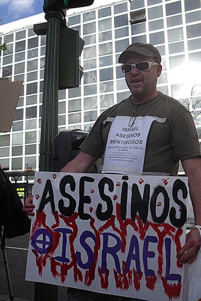 Un manifestante madrileño, frente a la Embajada israelí en la capital.
