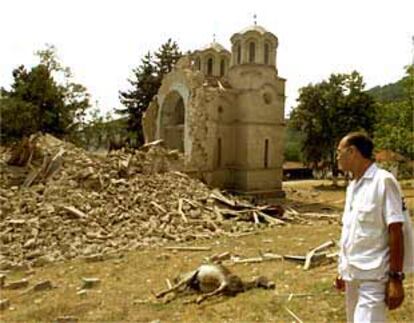Un observador de la UE, junto a las ruinas de la iglesia ortodoxa de San Atanasio, en la aldea de Leshok.