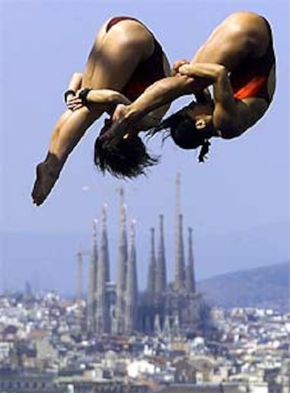 Lola Sáez y Leire Santos ejecutan uno de sus saltos en la final.