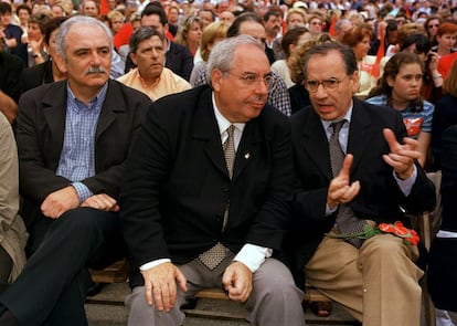 Desde la izquierda, Misael Fernández Porrón, candidato a la alcaldía de Mieres; Vicente Álvarez Areces, candidato a la presidencia del Principado de Asturias, y Alfonso Guerra, exvicepresidente del Gobierno, durante un mitin electoral celebrado en Mieres, en 1999.