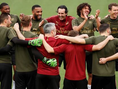 Unai Emery, con los jugadores del Arsenal, en el último entrenamiento antes del partido contra el Valencia.