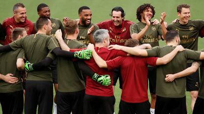 Unai Emery, con los jugadores del Arsenal, en el último entrenamiento antes del partido contra el Valencia.