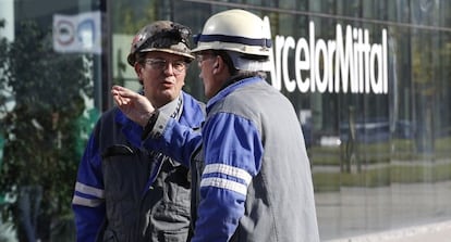 Dos trabajadores de Arcelor.