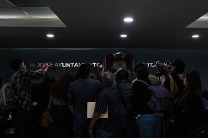 Journalists surround Mayor Caballero as she concludes a town hall session at Tijuana’s city hall, on June 15, 2023.
