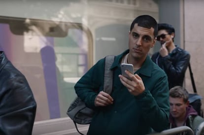 Una curiosidad del anuncio de Samsung: el peinado del tipo que espera para comprar el iPhone X es igual que la parte superior del propio teléfono, con una franja negra que ha sido muy criticada.