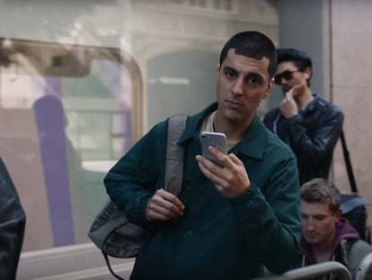 Una curiosidad del anuncio de Samsung: el peinado del tipo que espera para comprar el iPhone X es igual que la parte superior del propio teléfono, con una franja negra que ha sido muy criticada.