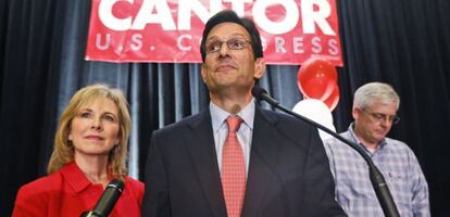 O parlamentar Eric Cantor, acompanhado da sua mulher, Diana, aceita a derrota em um discurso em Richmond, a capital da Virgínia.