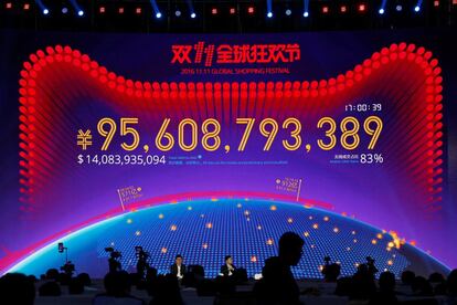 A pocas horas de finalizar la jornada, los chinos se habían gastado 15.200 millones de euros, un crecimiento del 24% con respecto al año anterior. En la imagen, una pantalla muestra el valor de las mercancías que se están negociando en el festival de compras del Día del Soltero, en Shenzhen.